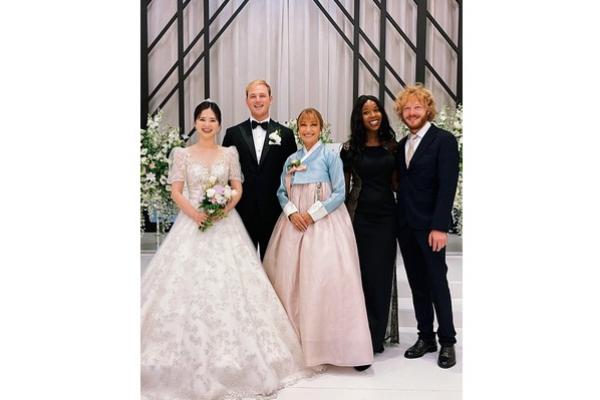 Anggun dan Cantik! Jane Seymour Kenakan Hanbok di Pernikahan Putranya