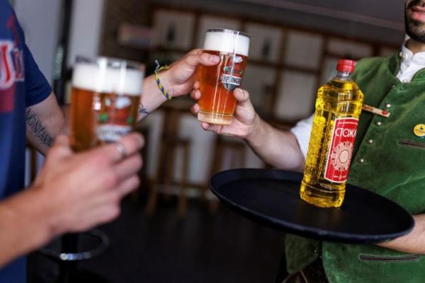 Pelanggan Bar Munich Barter Bir dengan Minyak Goreng Bunga Matahari