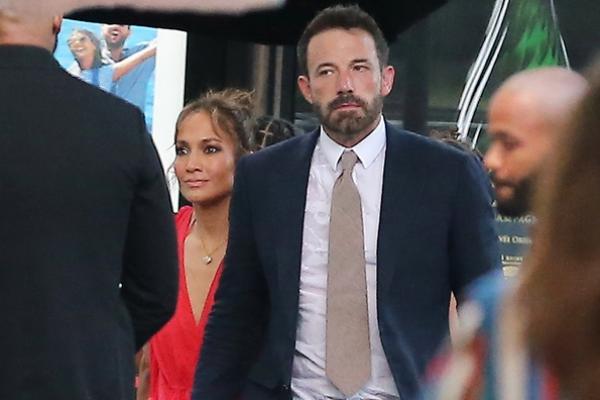 Dinner Romantis di Paris, Jennifer Lopez dan Ben Affleck Rayakan Pernikahan Berdua