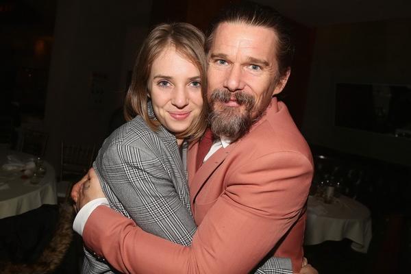 Bintang Stranger Things Maya Hawke Belajar Alam dari Sang Ibu Uma Thurman