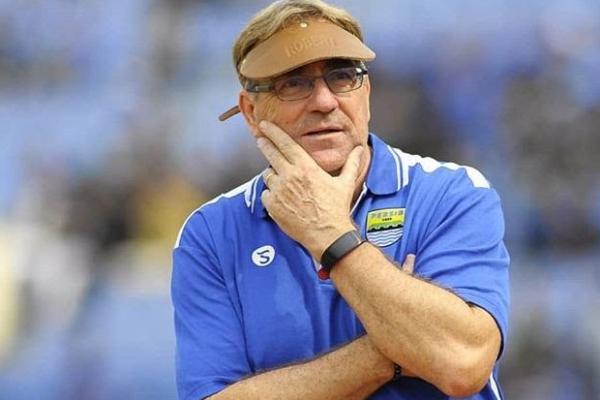 Serius, Pelatih Persib Minta Bobotoh Datangi Pertandingan Tanpa Flare