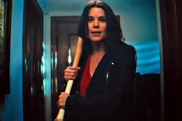 Kampanyekan Donor Darah, Neve Campbell Berakting ala Film Horor Scream