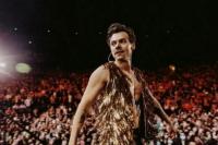 Viral di TikTok, Harry Styles Bantu Penggemar Melamar Sang Kekasih di Tengah Konsernya