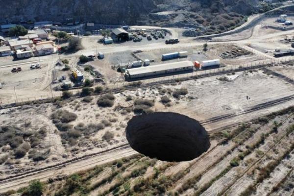 Chili Ingatkan Bahaya Reruntuhan di Sekitar Lubang Raksasa Misterius