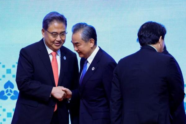 Menteri Luar Negeri China Wang Yi dan Menteri Luar Negeri Korea Selatan Park Jin di Phnom Penh, Kamboja, 4 Agustus 2022. Foto: Reuters 