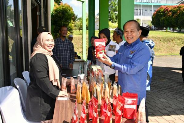 Wakil Ketua MPR RI Prof. Dr. Sjarifuddin Hasan saat mengadiri pameran beragam produk kuliner lokal masyarakat yang dikelola Badan Usaha Milik Desa (BUMDes) Ciputri.(foto: Humas MPR) 