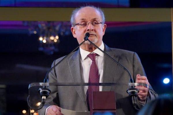 Penulis Kontroversial Ayat-ayat Setan Salman Rushdie Ditikam Pria tak Dikenal