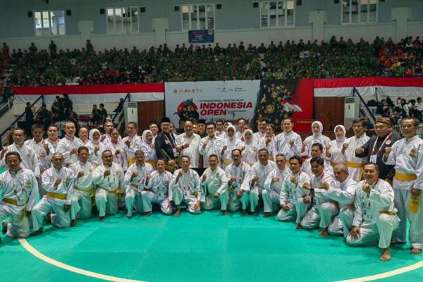 Ketum KONI, Letjen TNI Purn Marciano Norman berfoto bersama dengan para Pesilat Indonesia di pembukaan Indonesia Open Kejuaraan Internasional Pencak Silat 2022, Sabtu (13/8). 