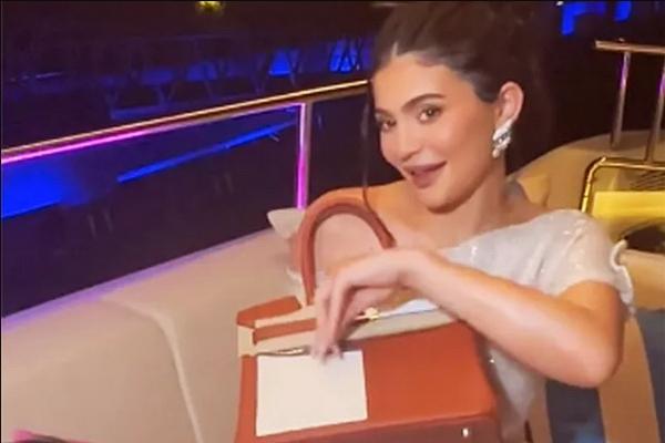 Rayakan Ulang Tahun Ke-25, Kylie Jenner Dapat Kado Tas Hermes Langka