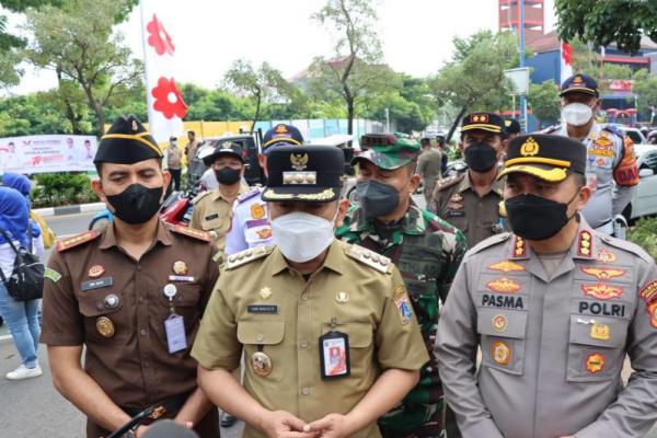 Kapolres Jakarta Barat Ikuti Kegiatan 10 Juta Bendera Merah Putih