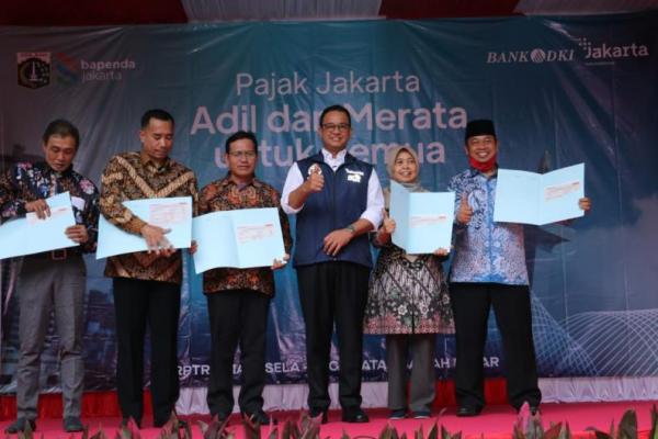 Gubernur DKI Jakarta Anies Baswedan secara simbolis menyerahkan Surat Pemberitahuan Pajak Terutang (SPPT) tahun 2023 di Jakarta, Rabu (17/8/2022). Foto: ppid dki jakarta 