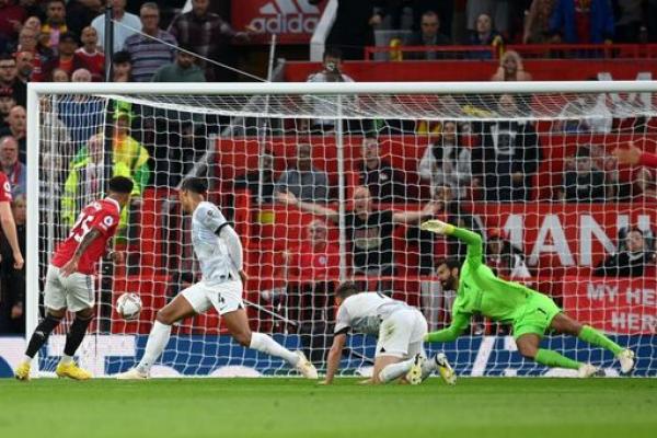 Gol kedua MU yang dicetak oleh Marcus Rashford di menit ke 53