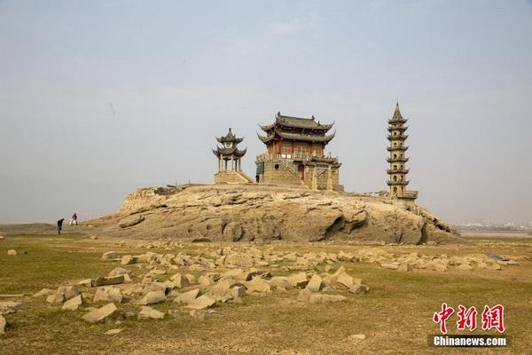 Kuil Bersejarah di Pulau Luoxingdun di Tengah Danau Kini Dikelilingi Padang Rumput