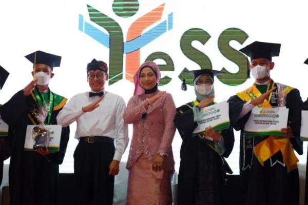 Gelar Wisuda Nasional, 2 Mahasiswa Polbangtan YoMa Jadi Wisudawan Terbaik