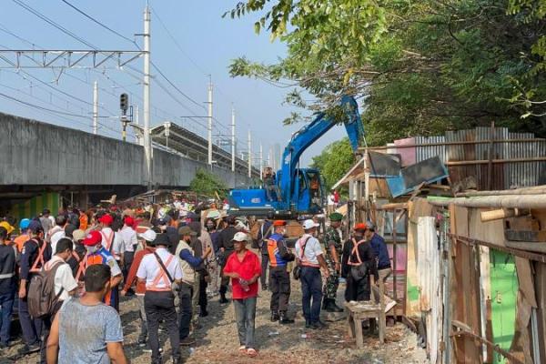 Kerap Resahkan Warga, KAI Daop 1 Tertibkan Kawasan Gunung Antang Jakarta Timur