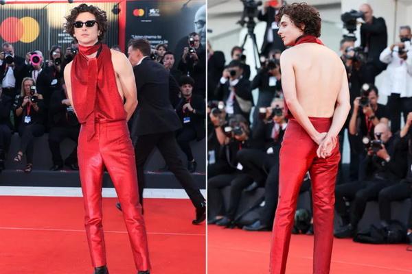 Penampilan tak Biasa Timothée Chalamet di Festival Film Venesia, Kenakan Halter Backless Merah Berkilauan. (FOTO: GETTY/WIRE IMAGE)