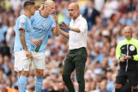 Pelatih Manchester City, Pep Guardiola, memberikan instruksi kepada dua pemainnya Erling Haaland (kedua kiri) dan Joao Cancelo.  (Foto: Manchester City/ beritasatu.com)