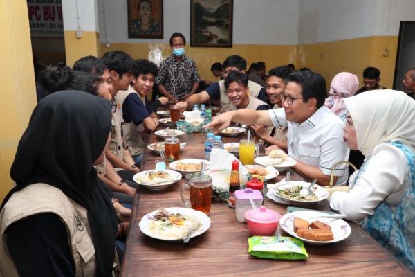 Gus Halim Dengarkan Cerita Mahasiswa KKN UGM saat Sarapan Bareng di Yogyakarta