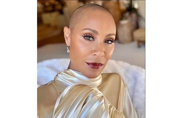 Jada Pinkett Smith Tampil Percaya Diri dengan Kepala Botak, Tetap Cantik dan Menawan!