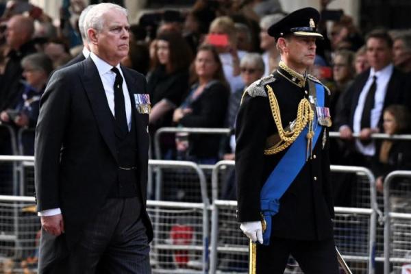 Pangeran Andrew Kembali Jadi Sorotan dalam Ritual Khidmat Ratu Elizabeth
