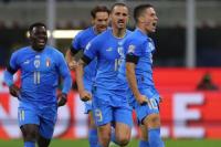 Pemain Italia melakukan selebrasi usai mencetak gol ke gawang Inggris dalam laga matchday 5 UEFA Nations League 2022/2023 yang digelar Sabtu dini hari (foto: football365.com)