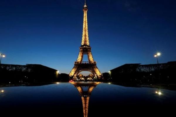 Menara Eiffel Padamkan Lampu Lebih Awal