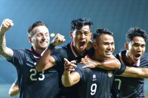 Para pemain timnas Indonesia merayakan gol Dimas Drajad dalam pertandingan Indonesia vs Curacao pada laga FIFA Matchday di Stadion Gelora Bandung Lautan APi (GBLA), Bandung, Sabtu (24/9/2022).(foto: KOMPAS.com) 