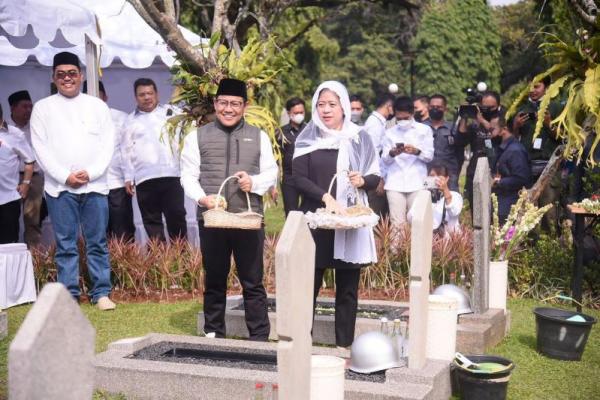 Ketua umum DPP PKB Muhaimin Iskandar dan Ketua DPP PDIP Puan Maharani di makam alm. Taufik Kiemas, Taman Makam Pahlawan, Jakarta Selatan, Minggu (25/9/2022). Foto: pdip/katakini.com 