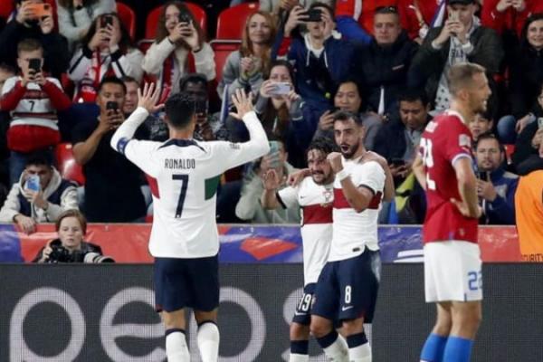 Pemain Portugal Bruno Fernandes merayakan kemenangan setelah mencetak gol kedua bersama Mario Rui dan Cristiano Ronaldo (foto: REUTERS) 