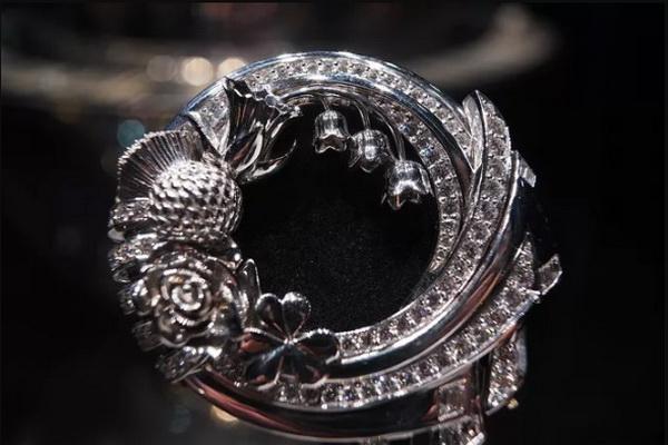 Bros Platinum Jubilee, Perhiasan Terakhir yang Dikenakan Ratu Elizabeth Dipajang di London