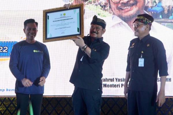 Menteri Pertanian, Syahrul Yasin Limpo (SYL) menerima penghargaan Rekor MURI dengan predikat Serial Pelatihan Petani dan Penyuluh Terbanyak. (Foto: Humas Kementan) 