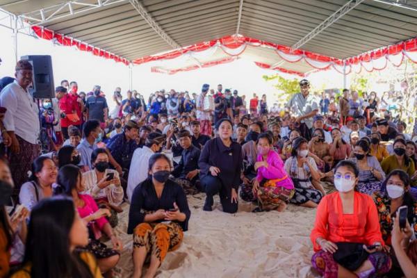 Bersama Warga, Puan Lakukan Transplantasi Terumbu Karang di Pantai Pandawa Bali