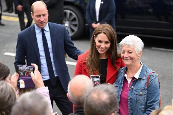 Selfie dengan Warga, Kate Middleton Dianggap Langgar Aturan Kerajaan Inggris