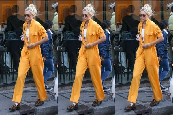 Gigi Hadid Kenakan Jumpsuit Oranye Usai Melenggang di Runway Paris Fashion Week