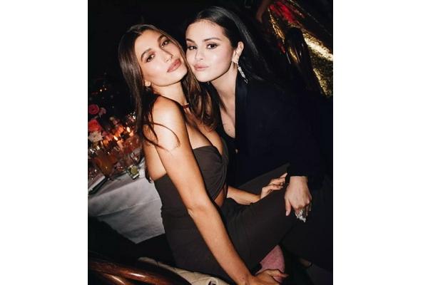 Pose Akrab Hailey Bieber dan Selena Gomez, "No Drama!"