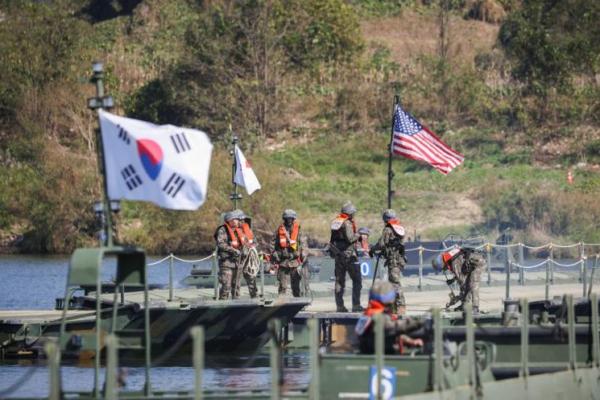 Pasukan AS dan Korea Selatan Latihan Penyeberangan Sungai, Korea Utara Protes