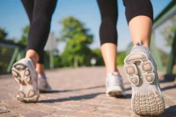 Bukan Jalan Kaki Biasa, Mengenal Olahraga Brisk Walking dan Manfaatnya bagi Tubuh