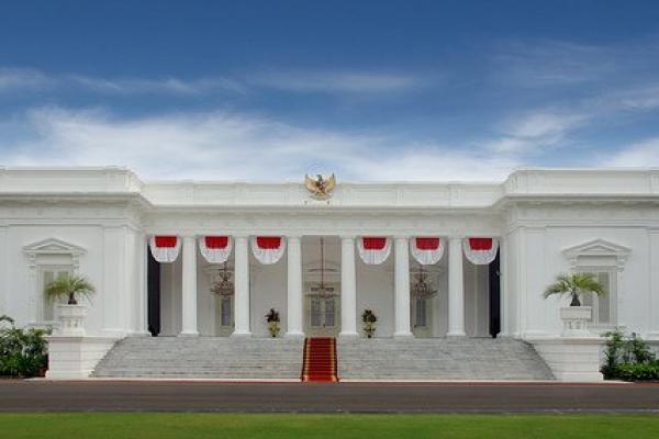 Polisi Menahan Seorang Wanita yang Membawa Senjata di Depan Istana Negara