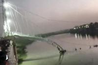 Jembatan Gantung Runtuh di India Barat, Hampir 70 Orang Tewas 