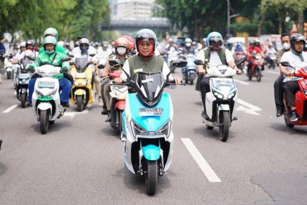 MURI Catatkan Rekor Konvoi 1.300 Kendaraan Motor Listrik PLN 