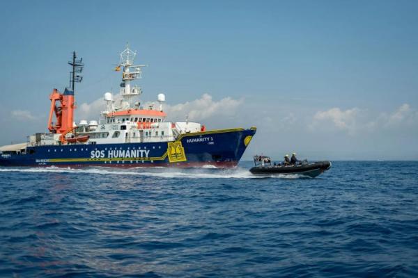 Lebih dari 500 Migran Tiba di Italia saat Kapal Penyelamat Berlabuh
