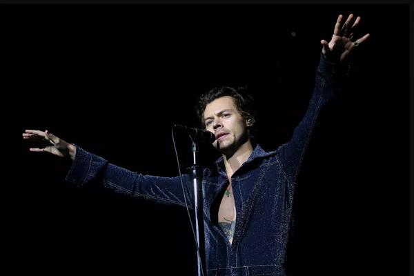 Terkena Flu, Harry Styles Tunda Lagi Tiga Konsernya di Los Angeles
