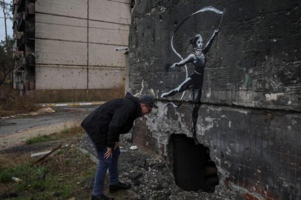 Banksy Pamerkan Mural Baru di Kota Ukraina yang Dilanda Perang