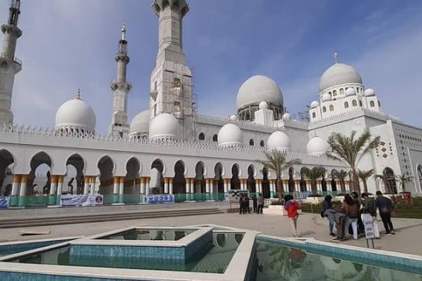 Diresmikan Jokowi, Begini Potret Masjid Raya Sheikh Zayed Solo