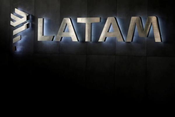 Pesawat LATAM Airlines Tabrak Truk di Landasan Peru, Dua Petugas Pemadam Tewas