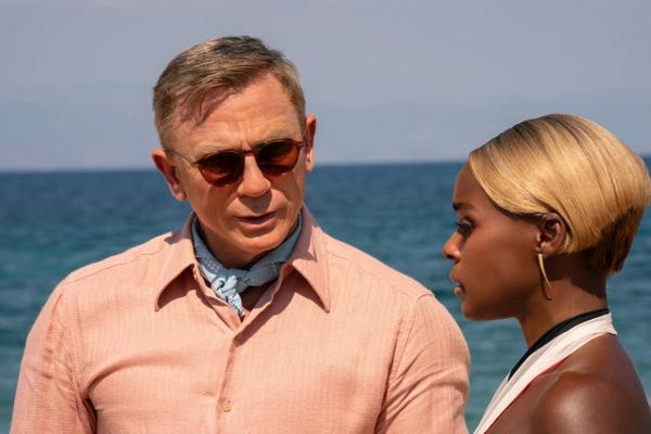 Glass Onion: A Knives Out Mystery, Daniel Craig Pecahkan Pembunuhan di Pulau Terpencil