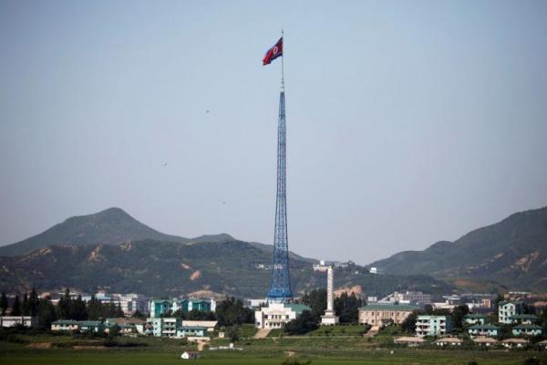 Foto bendera Korea Utara di desa propaganda Gijungdong di Korea Utara yang diambil dari desa gencatan senjata Panmunjom, Korea Selatan, 26 Agustus 2017. Foto: Reuters 