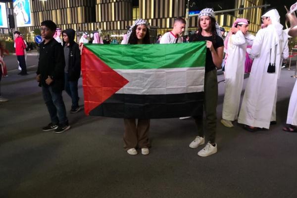 Warga Palestina Kibarkan Bendera Negara di Piala Dunia 2022 Qatar
