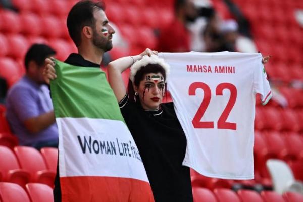 Kenakan Baju Dukungan Protes, Penonton Piala Dunia Iran Dikawal Petugas