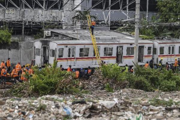 KRL Anjlok di Stasiun Kampung Bandan, 50 Orang Dievakuasi